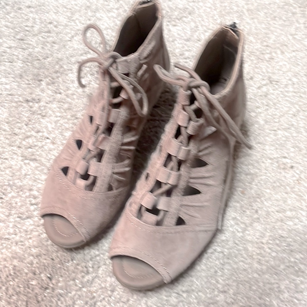 Earth leather suede shoes in tan Aurora style size 6